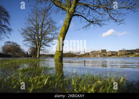 La rivière Tweed est considérée comme ayant inondé ses berges aux frontières écossaises sur 09 février 2020 près de Kelso, au Royaume-Uni. Des avertissements météorologiques ambrés sont en place lorsque des rafales de 90mph et de fortes pluies balaient à travers le Royaume-Uni et que les voyageurs sont confrontés aux perturbations de Storm Ciara. Les compagnies ferroviaires d'Angleterre, d'Écosse et du pays de Galles ont exhorté les passagers à ne pas voyager et ont déclaré qu'ils opérera des horaires réduits et des restrictions de vitesse tout au long de la journée. (Photo par Ewan Bootman/NurPhoto) Banque D'Images