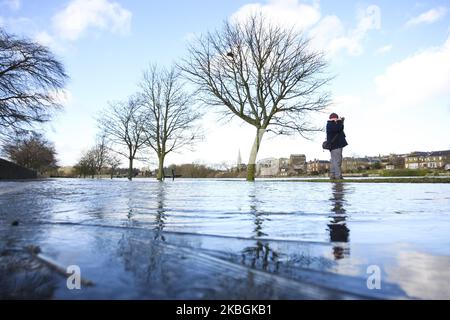 La rivière Tweed est considérée comme ayant inondé ses berges aux frontières écossaises sur 09 février 2020 près de Kelso, au Royaume-Uni. Des avertissements météorologiques ambrés sont en place lorsque des rafales de 90mph et de fortes pluies balaient à travers le Royaume-Uni et que les voyageurs sont confrontés aux perturbations de Storm Ciara. Les compagnies ferroviaires d'Angleterre, d'Écosse et du pays de Galles ont exhorté les passagers à ne pas voyager et ont déclaré qu'ils opérera des horaires réduits et des restrictions de vitesse tout au long de la journée. (Photo par Ewan Bootman/NurPhoto) Banque D'Images