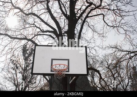 vieux basket-ball extérieur contre les arbres de fond automne Banque D'Images