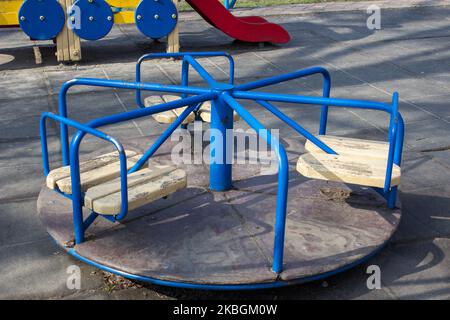 le carrousel pour enfants du parc est vide Banque D'Images