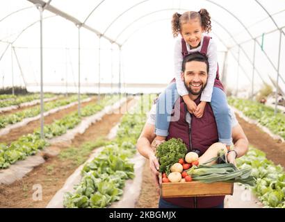 Serre, père et fille avec des légumes, des produits frais ou heureux du jardin. Portrait, agriculture et parent avec enfant pour la nourriture biologique, récolte Banque D'Images