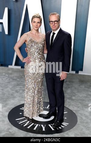 BEVERLY HILLS, LOS ANGELES, CALIFORNIE, États-Unis - FÉVRIER 09 : Rhea Seehorn et Bob Odenkirk arrivent à la fête des Oscars de la Vanity Fair de 2020 qui s'est tenue au Wallis Annenberg Center for the Performing Arts on 9 février 2020 à Beverly Hills, Los Angeles, Californie, États-Unis. (Photo par Xavier Collin/image Press Agency/NurPhoto) Banque D'Images