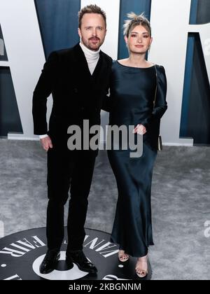 BEVERLY HILLS, LOS ANGELES, CALIFORNIE, États-Unis - FÉVRIER 09 : Aaron Paul et Lauren Parsekian arrivent à la fête des Oscars de la Vanity Fair de 2020 qui s'est tenue au Wallis Annenberg Center for the Performing Arts on 9 février 2020 à Beverly Hills, Los Angeles, Californie, États-Unis. (Photo par Xavier Collin/image Press Agency/NurPhoto) Banque D'Images