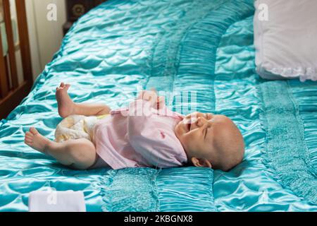 bébé pleure sur le lit Banque D'Images