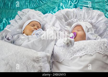 lits jumeaux dormant dans un drap de lit blanc sur le lit Banque D'Images