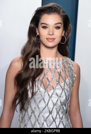 BEVERLY HILLS, LOS ANGELES, CALIFORNIE, ÉTATS-UNIS - FÉVRIER 09 : L'actrice/chanteuse Hailee Steinfeld portant une robe Prada, des chaussures Jimmy Choo et une pochette, et Anita Ko Jewellery arrivent à la Vanity Fair Oscar Party 2020 qui s'est tenue au Wallis Annenberg Center for the Performing Arts on 9 février 2020 à Beverly Hills, Los Angeles, Californie, États-Unis. (Photo par Xavier Collin/image Press Agency/NurPhoto) Banque D'Images