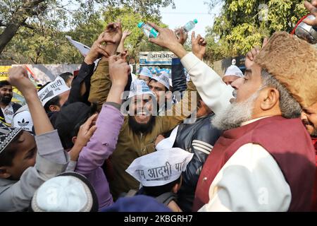 Les partisans de l'AAM Aadmi Party (AAP) célèbrent après la victoire du parti aux élections de l'assemblée à l'extérieur du bureau du parti à New Delhi, Inde, le 11 février 2020 (photo de Nasir Kachroo/NurPhoto) Banque D'Images