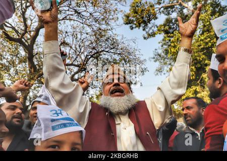 Les partisans de l'AAM Aadmi Party (AAP) célèbrent après la victoire du parti aux élections de l'assemblée à l'extérieur du bureau du parti à New Delhi, Inde, le 11 février 2020 (photo de Nasir Kachroo/NurPhoto) Banque D'Images