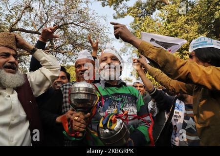 Les partisans musulmans du parti AAM Aadmi (AAP) dansent après la victoire du parti au bureau du parti à New Delhi, Inde, le 11 février 2020 (photo de Nasir Kachroo/NurPhoto) Banque D'Images