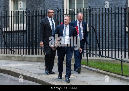 Le secrétaire d'État aux Transports Grant Shapps (C), le président du Parti conservateur et ministre sans portefeuille James Cleverly (L) et le secrétaire d'État du pays de Galles Simon Hart (R) quittent le 10 Downing Street dans le centre de Londres après avoir assisté à une réunion du Cabinet le 11 février 2020 à Londres, en Angleterre. Le premier ministre et son gouvernement devraient donner suite au projet de train à grande vitesse de HS2, malgré les inquiétudes quant à son coût, qui est maintenant estimé à £106 milliards, et à l'impact environnemental potentiel de sa construction. (Photo de Wiktor Szymanowicz/NurPhoto) Banque D'Images