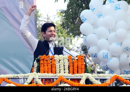 Raghavv Chadha, du parti AAM Aadmi (AAP), est vu au siège du parti pour célébrer sa victoire avec des partisans à New Delhi, en Inde, sur 11 février 2020. Raghav Chadha a gagné facilement dans le centre de Delhi Rajinder Nagar, alors qu'il a battu son rival le plus proche, le vétéran BJP Sardar RP Singh, par près de 20 000 voix. (Photo de Mayank Makhija/NurPhoto) Banque D'Images