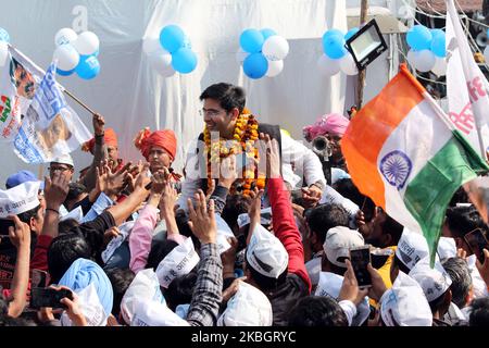 Raghavv Chadha, du parti AAM Aadmi (AAP), est vu au siège du parti pour célébrer sa victoire avec des partisans à New Delhi, en Inde, sur 11 février 2020. Raghav Chadha a gagné facilement dans le centre de Delhi Rajinder Nagar, alors qu'il a battu son rival le plus proche, le vétéran BJP Sardar RP Singh, par près de 20 000 voix. (Photo de Mayank Makhija/NurPhoto) Banque D'Images