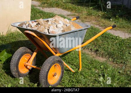 Construction de brouettes avec déchets de déchets de déchets dans la cour Banque D'Images