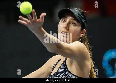 OCEANE Dodin de France sert le ballon lors de son tournoi de tennis WTA St. Petersburg Ladies Trophy 2020 Round of 16 match contre Johanna Konta de Grande-Bretagne sur 12 février 2020 à Saint-Pétersbourg, Russie. (Photo de Mike Kireev/NurPhoto) Banque D'Images