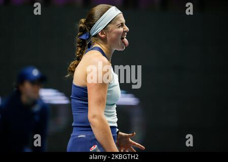 Jelena Ostapenko de Lettonie réagit lors de son tournoi de tennis Trophée 2020 des Ladies WTA Saint-Pétersbourg série de 32 match contre le Cornet d'Alize sur 12 février 2020 à Saint-Pétersbourg, Russie. (Photo de Mike Kireev/NurPhoto) Banque D'Images