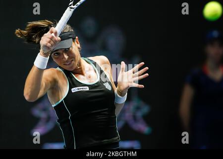 Ajla Tomljanovic d'Australie retourne le ballon à Anastasia Potapova de Russie lors de leur WTA Saint-Pétersbourg Trophée des dames 2019 tournoi de tennis série de 16 match sur 12 février 2020 à Saint-Pétersbourg, Russie. (Photo de Mike Kireev/NurPhoto) Banque D'Images