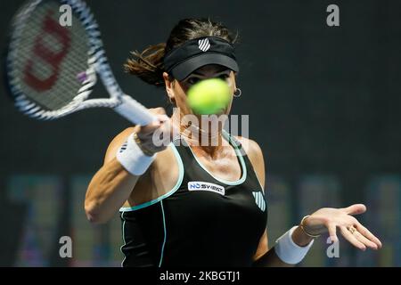 Ajla Tomljanovic d'Australie retourne le ballon à Anastasia Potapova de Russie lors de leur WTA Saint-Pétersbourg Trophée des dames 2019 tournoi de tennis série de 16 match sur 12 février 2020 à Saint-Pétersbourg, Russie. (Photo de Mike Kireev/NurPhoto) Banque D'Images