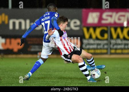 Archie Collins et Christopher Missilou d'Oldham Athletic lors du match Sky Bet League 2 entre Exeter City et Oldham Athletic à St James' Park, Exeter, le mardi 11th février 2020. (Photo d'Eddie Garvey/MI News/NurPhoto) Banque D'Images