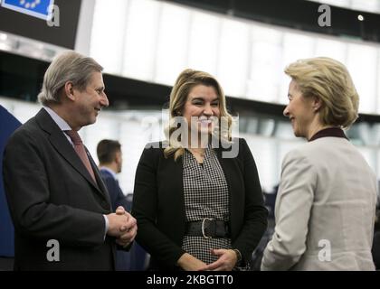 Johannes Hahn, Nikolina Brnjac et Ursula von der Leyen, présidente de la Commission européenne, lors d'un débat sur la préparation de la réunion extraordinaire du Conseil européen du 20 février 2020 sur le cadre financier pluriannuel au Parlement européen sur l'12 février 2020 à Strasbourg, dans l'est de la France. (Photo par Elyxandro Cegarra/NurPhoto) Banque D'Images