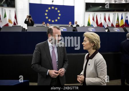 Le président de la Commission européenne, Ursula von der Leyen, s'entretient avec le président du groupe du parti populaire européen (PPE) de centre-droit, Manfred Weber (L), lors d'un débat sur la préparation de la réunion extraordinaire du Conseil européen du 20 février 2020 sur le cadre financier pluriannuel au Parlement européen sur le 12 février, 2020 à Strasbourg, est de la France. (Photo par Elyxandro Cegarra/NurPhoto) Banque D'Images