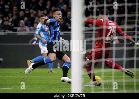 Lautaro Martinez du FC Internazionale concurrence pour le ballon avec David Ospina de SSC Napoli lors du match semi final de Coppa Italia entre FC Internazionale et SSC Napoli au Stadio Giuseppe Meazza sur 12 février 2020 à Milan, Italie. (Photo de Giuseppe Cottini/NurPhoto) Banque D'Images