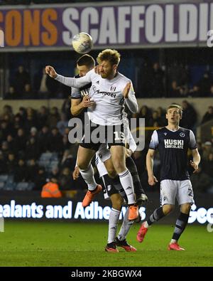 Murray Wallace de Millwall concourt un cueilleur avec Tim Ram de Fulham lors du match de championnat Sky Bet entre Millwall et Fulham à la Den, Londres, le mercredi 12th février 2020. (Crédit : Ivan Yordanov | ACTUALITÉS MI) Banque D'Images