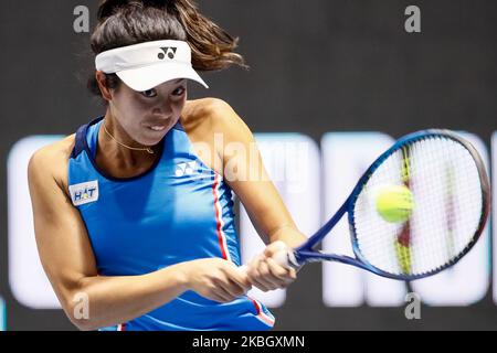 ENA Shibahara du Japon retourne le ballon lors de son double quart de finale de match avec la partenaire Shuko Ayoama (non vu) contre Anastasia Potapova de Russie et Yulia Putintseva du Kazakhstan à 2020 WTA St Petersburg Ladies Trophy Tournoi de tennis sur 13 février 2020 à Saint Petersbourg, Russie. (Photo de Mike Kireev/NurPhoto) Banque D'Images