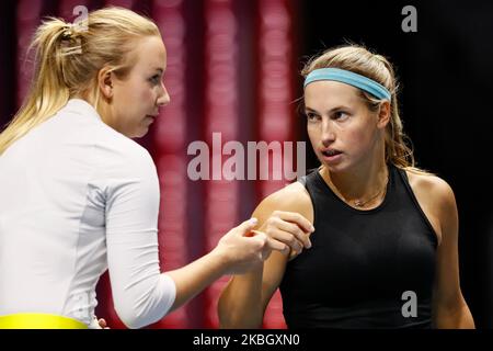 Anastasia Potapova (L) de Russie et Yulia Putintseva (R) du Kazakhstan en action contre le Japon couple Shuko Ayoama du Japon et Ena Shibahara du Japon lors de leur WTA Saint-Pétersbourg Trophée Ladies 2020 tournoi de tennis femmes double quart de finale match sur 13 février 2020 à Saint-Pétersbourg, Russie. (Photo de Mike Kireev/NurPhoto) Banque D'Images