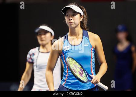 Le Japon couple Shuko Ayoama et Ena Shibahara (R) en action contre Anastasia Potapova de Russie et Yulia Putintseva du Kazakhstan lors de leur WTA Saint-Pétersbourg Trophée des dames 2020 tournoi de tennis femmes double quart-finale match sur 13 février 2020 à Saint-Pétersbourg, Russie. (Photo de Mike Kireev/NurPhoto) Banque D'Images
