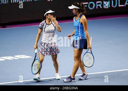 Le Japon couple Shuko Ayoama (L) et Ena Shibahara (R) en action contre Anastasia Potapova de Russie et Yulia Putintseva du Kazakhstan lors de leur WTA St Petersburg Ladies Trophée 2020 tournoi de tennis femmes double quart de finale match sur 13 février 2020 à Saint Petersbourg, Russie. (Photo de Mike Kireev/NurPhoto) Banque D'Images