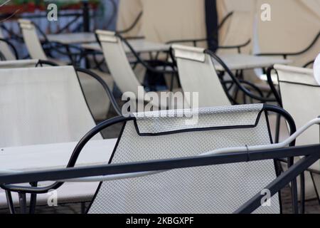 les chaises et les tables blanches sont vides à l'automne Banque D'Images