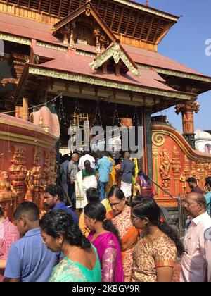 Foules de fidèles à l'extérieur du temple Pazhavangadi Ganapathy à Thiruvananthapuram (Trivandrum), Kerala, Inde. (Photo de Creative Touch Imaging Ltd./NurPhoto) Banque D'Images