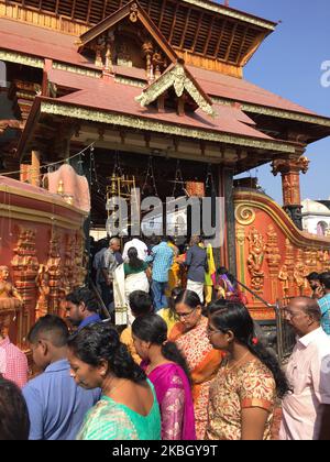 Foules de fidèles à l'extérieur du temple Pazhavangadi Ganapathy à Thiruvananthapuram (Trivandrum), Kerala, Inde. (Photo de Creative Touch Imaging Ltd./NurPhoto) Banque D'Images