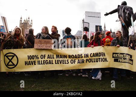 Les membres du mouvement environnementaliste extinction Rebellion détiennent une bannière soulignant la pollution de l'air dans le quartier londonien de Camden alors que les jeunes prennent part à une manifestation de « grève climatique » organisée par le mouvement activiste « vendredis for future » dirigé par des jeunes sur la place du Parlement à Londres, en Angleterre, sur 14 février 2020. Cet événement marque un an depuis que la première vague mondiale de manifestations contre les grèves climatiques a amené des centaines de milliers d'écoliers dans les rues des villes du monde entier à appeler à une action plus importante de la part des gouvernements pour s'attaquer à la crise climatique. Plusieurs de ces coordonnées mondiales Banque D'Images