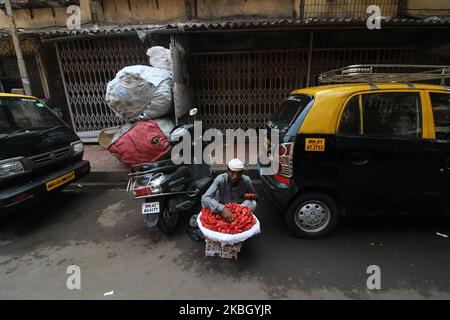 Un homme vend des fraises dans la rue à Mumbai, Inde, le 14 février 2020. (Photo par Himanshu Bhatt/NurPhoto) Banque D'Images