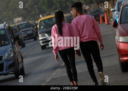 Un couple marche le long d'une route le jour de la Saint-Valentin à Mumbai, Inde, le 14 février 2020. (Photo par Himanshu Bhatt/NurPhoto) Banque D'Images