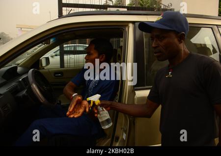 Un responsable du corps de sécurité et de défense civile nigérian, spry, un homme avec un désinfectant pour les mains devant l'hôpital général de Gbagada, après que l'épidémie de fièvre de Lassa a fait 70 morts au Nigeria, à Lagos 14 février 2020. (Photo par Olukayode Jaiyeola/NurPhoto) Banque D'Images