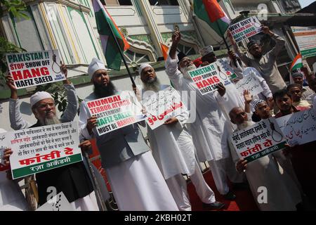Des militants musulmans tiennent des pancartes lors d'une manifestation exigeant la peine de mort de 2008 attentats terroristes de Bombay, le chef d'œuvre Hafiz Saeed, à Mumbai, en Inde, le 14 février 2020. 166 personnes ont été tuées dans ces attaques. (Photo par Himanshu Bhatt/NurPhoto) Banque D'Images