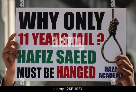 Un militant musulman tient un écriteau lors d'une manifestation exigeant la peine de mort de 2008 attentats terroristes de Bombay, le chef d'œuvre Hafiz Saeed, à Mumbai, en Inde, le 14 février 2020. 166 personnes ont été tuées dans ces attaques. (Photo par Himanshu Bhatt/NurPhoto) Banque D'Images
