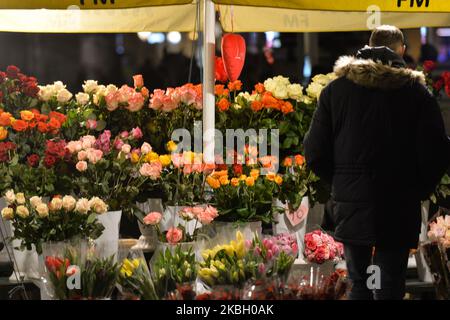 Un homme qui fête ses fleurs le jour de la Saint-Valentin sur la place du marché de Cracovie. Vendredi, 14 février 2020, à Cracovie, en Pologne. (Photo par Artur Widak/NurPhoto) Banque D'Images
