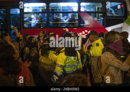 Les policiers tentent d'arrêter la marche féministe dans l'une des rues de Bogota, en Colombie, sur 14 février 2020. (Photo de Daniel Garzon Herazo/NurPhoto) Banque D'Images