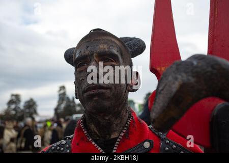 4th Festival de jeux de mascarade à Elin Pelin, Bulgarie, 15 février 2020. Les participants dansent avec des costumes faits de peau d'animal, cloches et masques, pour chasser les mauvais esprits et attirer la fertilité. (Photo de Hristo Vladev/NurPhoto) Banque D'Images