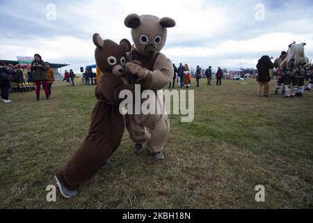 4th Festival de jeux de mascarade à Elin Pelin, Bulgarie, 15 février 2020. Les participants dansent avec des costumes faits de peau d'animal, cloches et masques, pour chasser les mauvais esprits et attirer la fertilité. (Photo de Hristo Vladev/NurPhoto) Banque D'Images