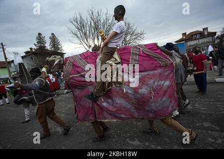 4th Festival de jeux de mascarade à Elin Pelin, Bulgarie, 15 février 2020. Les participants dansent avec des costumes faits de peau d'animal, cloches et masques, pour chasser les mauvais esprits et attirer la fertilité. (Photo de Hristo Vladev/NurPhoto) Banque D'Images