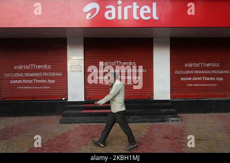 Un homme passe devant un magasin Airtel à Mumbai, en Inde, le 15 février 2020. (Photo par Himanshu Bhatt/NurPhoto) Banque D'Images