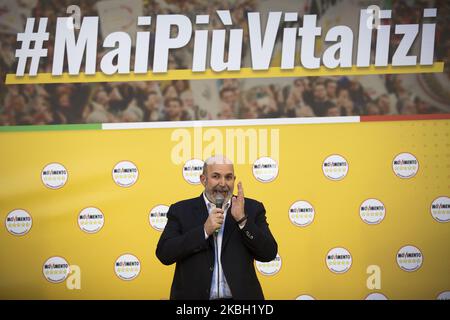 Vito Crimi assiste à un rassemblement appelé par le mouvement des cinq étoiles pour protester contre les députés qui tentent d'annuler une loi récente qui restreint les pensions des politiciens somptueux (appelés « Vitalizi ») à Rome, sur 15 février 2020. (Photo de Christian Minelli/NurPhoto) Banque D'Images