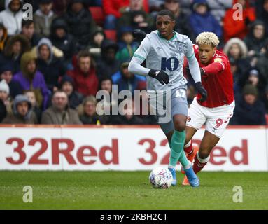 L'Amarii Bell de Blackburn Rovers sous la pression de Lyle Taylor de Charlton Athletic lors du match de championnat entre Charlton Athletic et Blackburn Rovers au stade Valley sur 15 février 2020 à Charlton, Angleterre (photo par action Foto Sport/NurPhoto) Banque D'Images