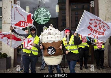 Les syndicalistes et les ouvriers protestent pour des conditions de travail équitables et un salaire minimum de 12 euros par heure devant une chaîne de magasins Starbucks près de la porte de Brandebourg à Berlin, en Allemagne, sur 11 février 2020. (Photo par Emmanuele Contini/NurPhoto) Banque D'Images