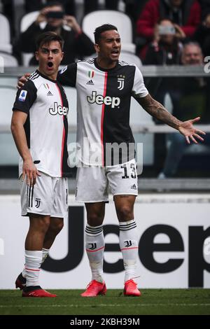 Juventus en avant Paulo Dybala (10) fête avec le défenseur de Juventus Danilo (13) après avoir marquant son but du faire 1-0 pendant la Serie Un match de football n.24 JUVENTUS - BRESCIA sur 16 février 2020 au stade Allianz à Turin, Piémont, Italie. (Photo de Matteo Bottanelli/NurPhoto) Banque D'Images