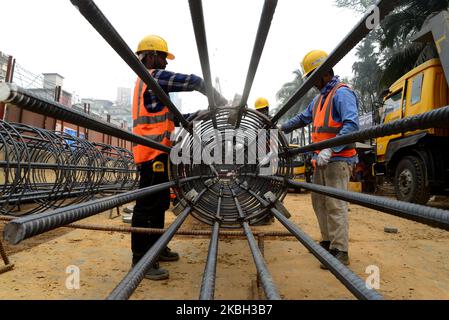 Des travailleurs bangladais préparent des armatures d'acier sur un site de construction du projet de développement du transport en commun rapide à Dhaka (Bangladesh), on 16 février 2020. Le Bangladesh est le pays qui connaît la croissance la plus rapide au monde, l'urbanisation augmentant rapidement. (Photo par Mamunur Rashid/NurPhoto) Banque D'Images